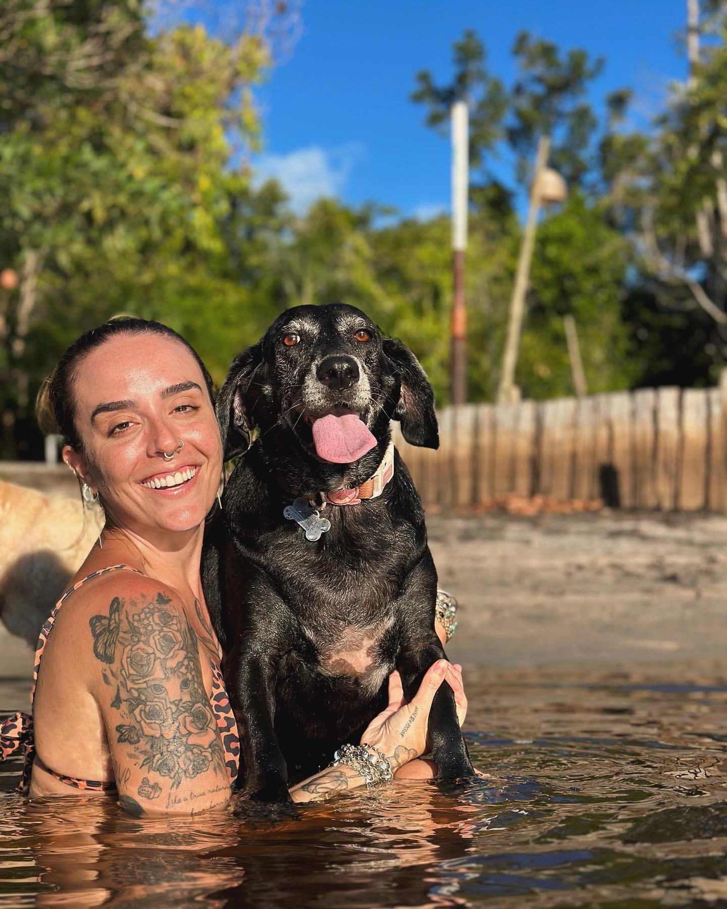 Michelle Goes, anfitriã da OCA Caraíva, com seus dogs na Aldeia Xandó